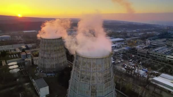 モルドバ日の出時チシナウの火力発電所の空中ドローンビュー 蒸気を発生させるパイプの眺め 周りのインフラ — ストック動画