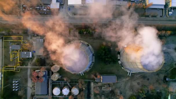日の出 モルドバチシナウの火力発電所の空中ドローン垂直ビュー 蒸気を発生させるパイプの眺め 周りのインフラ — ストック動画