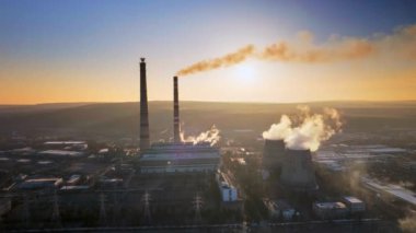 Moldova 'nın Chisinau kentindeki termik santralin hava aracı zaman ayarlı görüntüsü. Etrafı buhar ve altyapıyla çevrili boruların görüntüsü