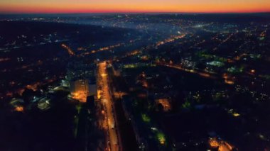 Chisinau 'nun günbatımında Moldova' da hava aracı görüntüsü. Şehrin birçok binası, aydınlık yolları var.
