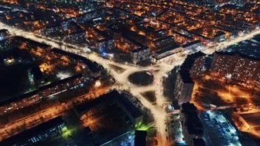 Geceleri Chisinau 'nun hava aracı görüntüsü Moldova. Birden fazla konut binası olan şehir manzarası, hareket halindeki arabalarla kavşak, aydınlatma