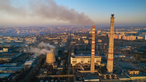 位于摩尔多瓦基希讷乌的火力发电厂在日出时的空中无人机图像 有蒸汽的管道的视图 周围的基础设施 背景上的城市景观 — 图库视频影像