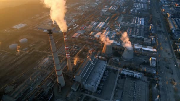 モルドバ日の出時チシナウの火力発電所の空中ドローンビュー 蒸気を発生させるパイプの眺め 周りのインフラ — ストック動画