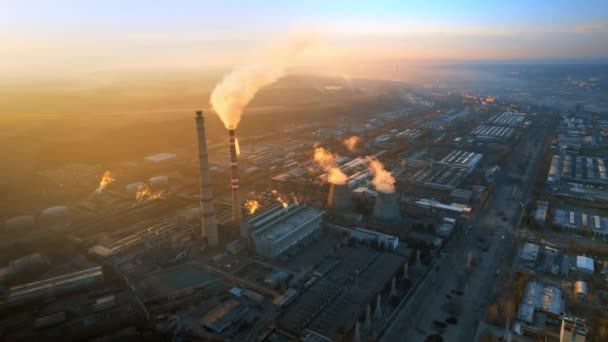 位于摩尔多瓦基希讷乌的火力发电厂在日出时的空中无人机图像 水蒸气不断下降的管道 周围的基础设施 — 图库视频影像