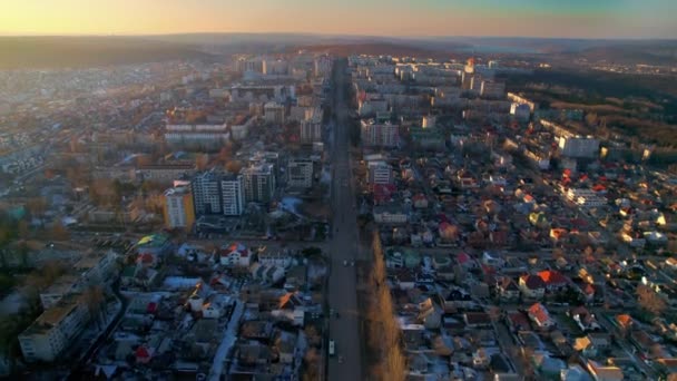 在日落时空中俯瞰基希讷乌 摩尔多瓦 拥有多座住宅和道路的城市景观 — 图库视频影像