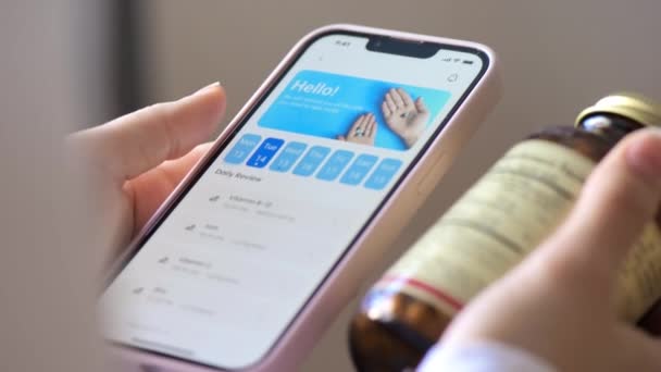 Bliski Widok Osoby Korzystającej Smartfona Aplikacją Śledzenia Leków Trzymającą Słoik — Wideo stockowe