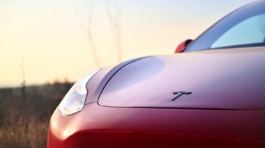 CHISINAU, MOLDOVA - Şubat 2023: Park halindeki Tesla Model 3 'ün yakın görüntüsü