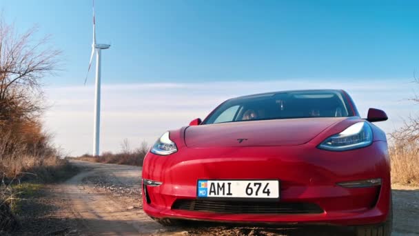 Chisinau Moldova February 2023 View Parking Tesla Model 后台的风力涡轮机 — 图库视频影像