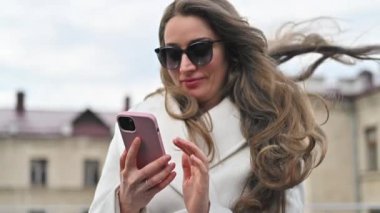 Sokakta cep telefonuyla konuşan kadın, ağır çekim.