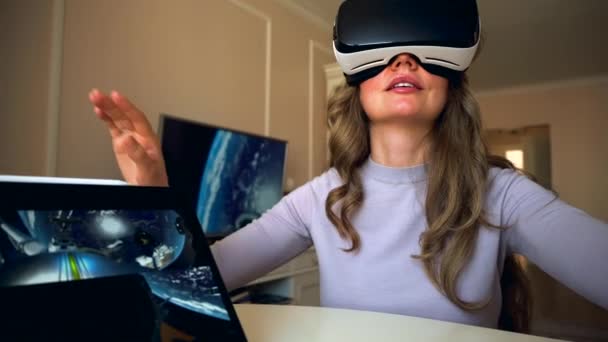 Женщина Играет Виртуальной Реальности Шлем Дома Полет Опыт — стоковое видео