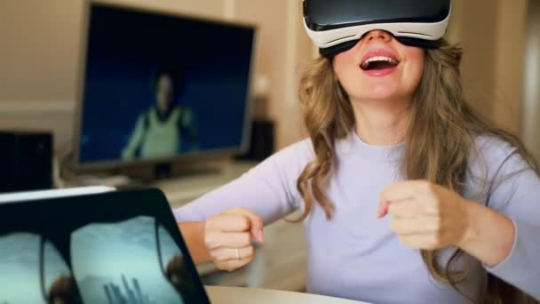 Žena Hraje Virtuální Realitě Helma Doma Létání Zkušenosti — Stock video