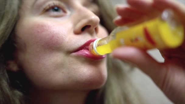 自宅で生姜免疫を飲む女性 — ストック動画