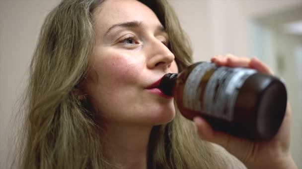 Mujer Bebiendo Kombucha Cámara Lenta — Vídeo de stock