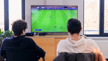 CHISINAU, MOLDOVA - Mart 2023: Xbox One 'da futbol oynayan iki adam