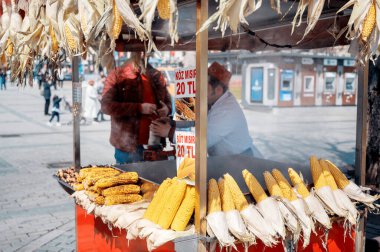 İSTANBUL, TURKEY - Mart 2023: sokak yemekleri satan bir sokak satıcısı