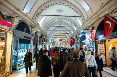 İSTANBUL, TURKEY - Mart 2023: Kapalı Çarşı 'nın iç manzarası, birden fazla yürüyen insan ve dükkan
