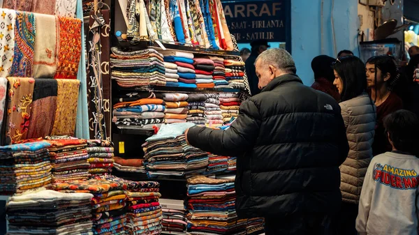 Stanbul Turkey Mart 2023 Insanlar Grand Bazaar Kumaşı Seçiyorlar — Stok fotoğraf