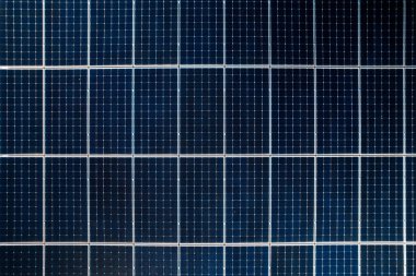 Üretim binasının çatısındaki çoklu güneş panellerini yakından görebiliyoruz. Ekoloji teması