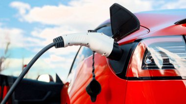 Elektrikli kırmızı arabanın yakın görüntüsü