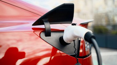 Elektrikli kırmızı arabanın yakın görüntüsü