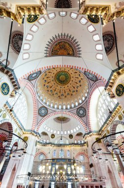 İstanbul, Türkiye 'de yıldırım ve boyalı duvarlar ve tavanlı Süleyman Camii' nin iç manzarası