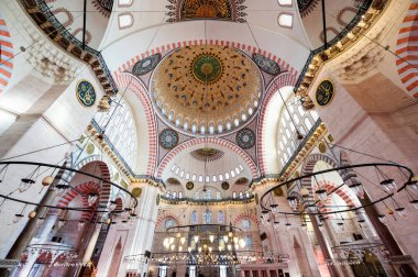 İstanbul, Türkiye 'de yıldırım ve boyalı duvarlar ve tavanlı Süleyman Camii' nin iç manzarası