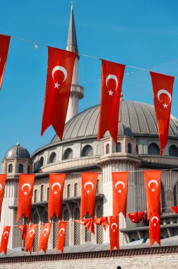 İstanbul, Türkiye 'deki Taksim Camii manzarası. Ön planda çoklu ulusal bayraklar