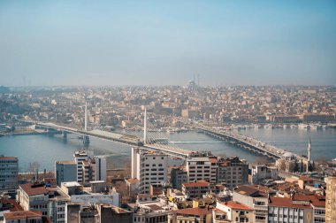 İstanbul, Türkiye şehir manzarası. Köprüleri, yüzen tekneleri, binaları, hareket eden arabaları olan Boğaz.
