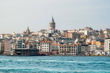 İstanbul 'un Türkiye' deki bir gemiden görünüşü. Boğaz boğazı, uzaktaki Galata Kulesi 'nin olduğu yerleşim yerleri.
