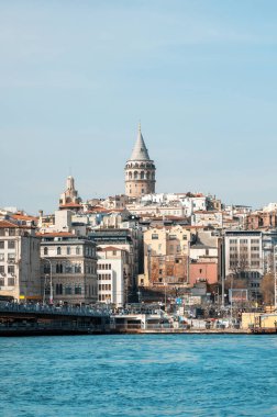 İstanbul 'un Türkiye' deki bir gemiden görünüşü. Boğaz boğazı, uzaktaki Galata Kulesi 'nin olduğu yerleşim yerleri.
