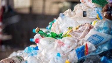 Atık tasnif tesisinde büyük bir plastik çöp yığını görünümü
