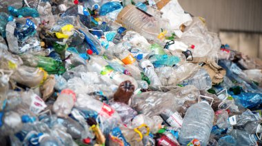 Atık tasnif tesisinde büyük bir plastik çöp yığını görünümü