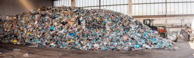Atık tasnif tesisinde büyük bir plastik çöp yığını görünümü