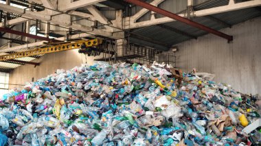 Atık tasnif tesisinde büyük bir plastik çöp yığını görünümü