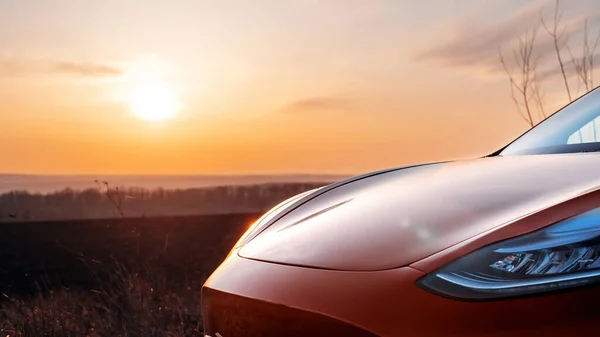 Крупним Планом Вид Припаркований Червоний Електричний Автомобіль Встановлений Над Сонцем — стокове фото