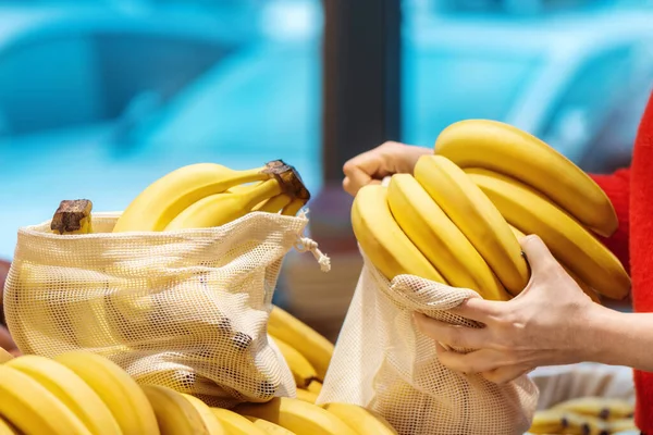 Een Vrouw Die Bananen Plukt Een Herbruikbare Zak Een Winkel — Stockfoto