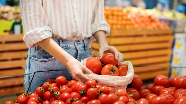Een Vrouw Die Tomaten Plukt Een Herbruikbare Zak Een Winkel — Stockfoto