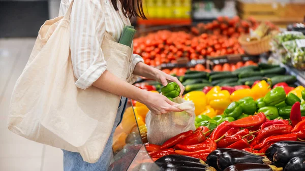 Vrouw Die Paprika Plukt Een Herbruikbare Zak Een Winkel Ecologie — Stockfoto