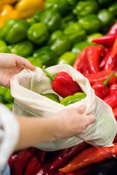 Vrouw Die Paprika Plukt Een Herbruikbare Zak Een Winkel Ecologie — Stockfoto