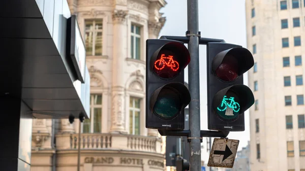 罗马尼亚布加勒斯特的自行车交通信号灯 — 图库照片