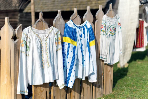 Vista Camisas Nacionales Hechas Mano Una Cerca Museo Del Pueblo — Foto de Stock