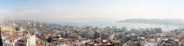 イスタンブール トルコのパノラマの街並み 浮遊船 複数の建物を持つボスポラス海峡 — ストック写真