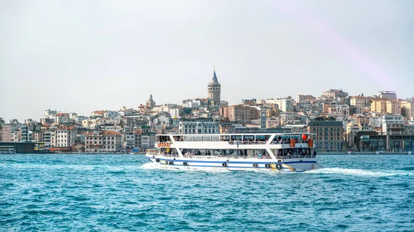 伊斯坦布尔 土耳其 2023年3月 博斯普鲁斯海峡视图 飘浮的船 以加拉塔为背景的城市景观 — 图库照片