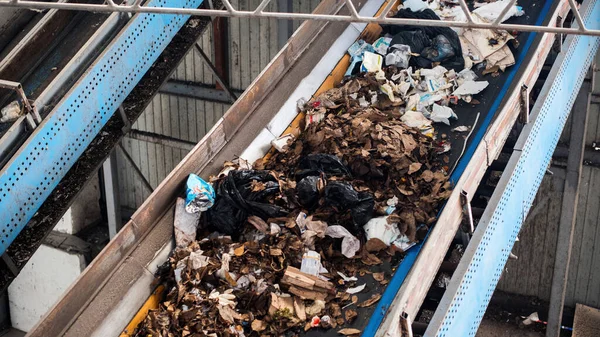 Śmieci Przemieszczające Się Przenośniku Taśmowym Sortowni Odpadów — Zdjęcie stockowe