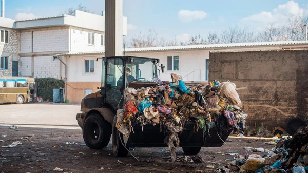 掘削機は廃棄物分別工場でゴミの山を運ぶ — ストック写真