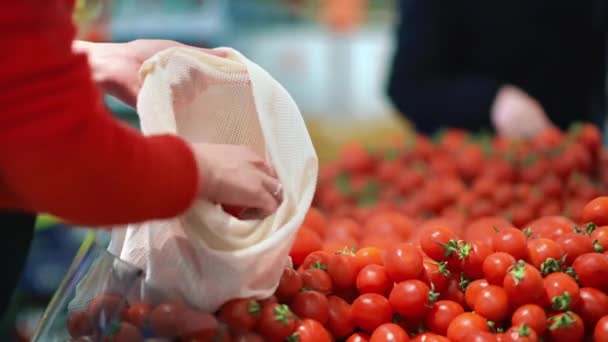 Mulher Pegando Tomates Cereja Saco Reutilizável Uma Loja Ecologia Temáticas — Vídeo de Stock