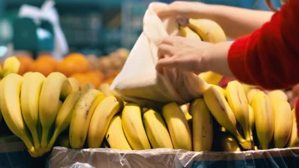 Mulher Pegando Bananas Saco Reutilizável Uma Loja Ecologia Temáticas Dia — Vídeo de Stock