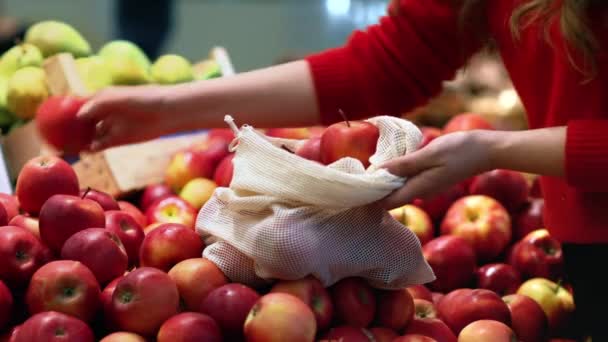 Mujer Recogiendo Manzanas Una Bolsa Reutilizable Una Tienda Ecología Temática — Vídeos de Stock