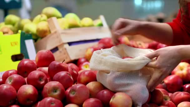 Žena Sbírá Jablka Tašce Jedno Použití Obchodě Téma Ekologie Den — Stock video