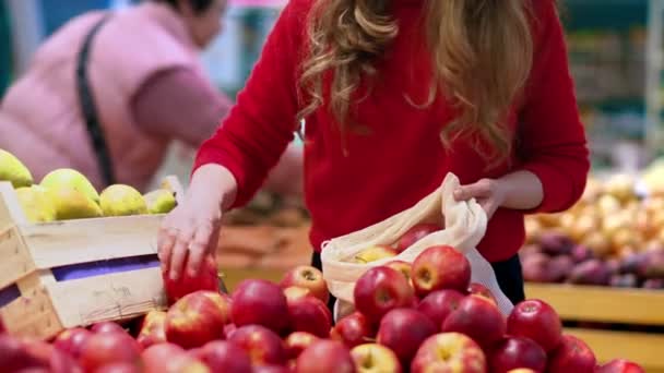 Женщина Собирает Яблоки Многоразовой Сумке Магазине Экология День Земли — стоковое видео
